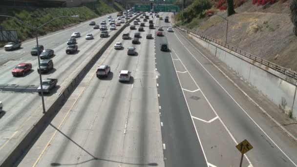 Freeway verkeer in het centrum van los angeles — Stockvideo