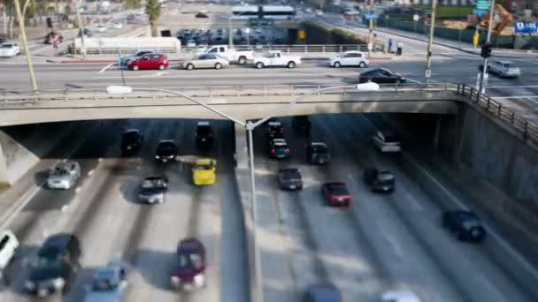 Zwaar verkeer op viaduct op de 101 snelweg in het centrum van los angeles - gekanteld — Stockvideo