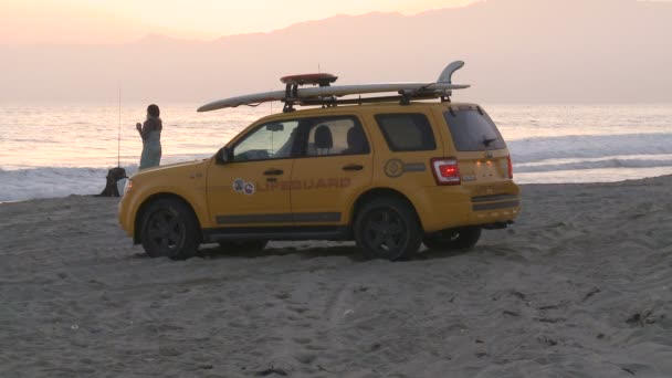 La county strand patrouille badmeester - santa monica Californië — Stockvideo
