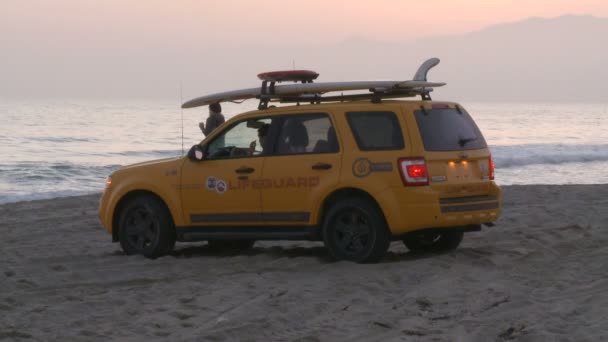 Guarda-vidas de patrulha de LA County Beach - Santa Monica Califórnia — Vídeo de Stock