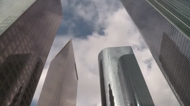 Time Lapse of Clouds Passando edifícios de escritórios no centro da cidade em Los Angeles — Vídeo de Stock