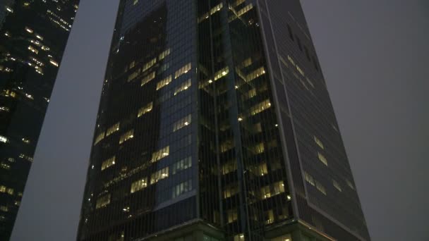 Pan van gebouw in nacht downtown los angeles — Stockvideo