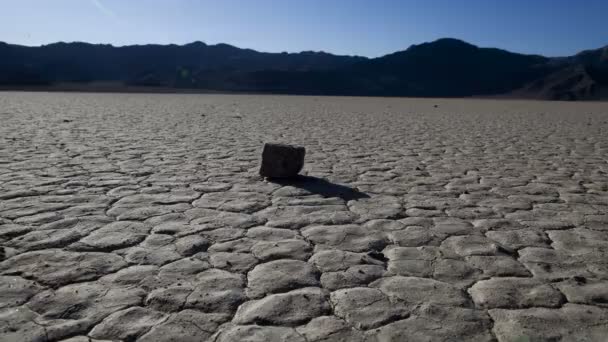 Pan i öknen golvet - death valley — Stockvideo