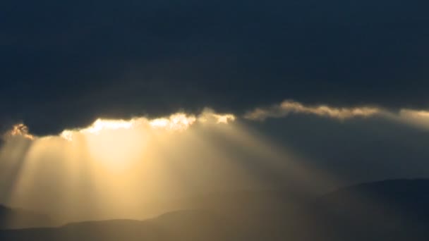 Nuvens de pôr-do-sol e montanhas - lapso de tempo — Vídeo de Stock