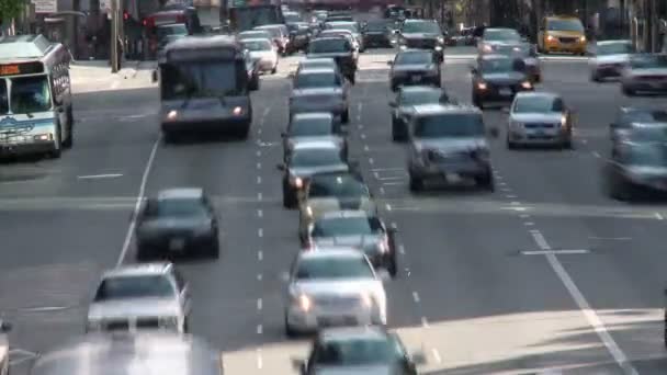 Busy City Street en el centro de Los Ángeles. Durante el día — Vídeo de stock