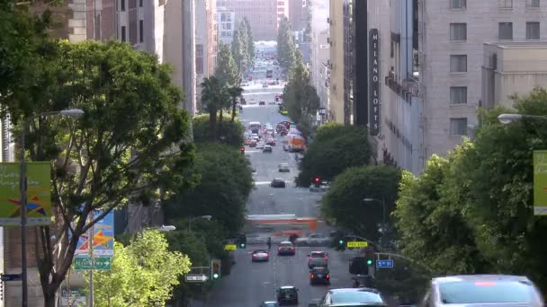 Belebte Straße in der Innenstadt von Los Angeles. tagsüber — Stockvideo