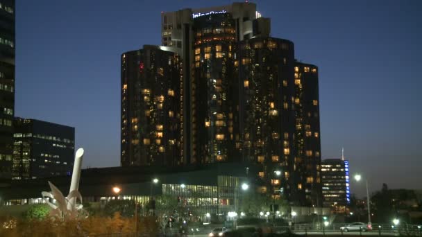 Занимательный отель ночью в Лос-Анджелесе — стоковое видео