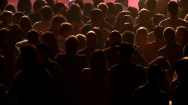 zaman atlamalı bir rock konserinde kalabalığın