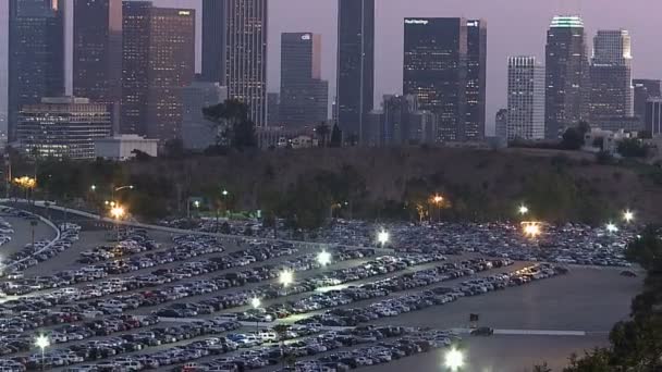 ドジャー スタジアムの駐車場を持つロサンゼルス市のスカイライン. — ストック動画