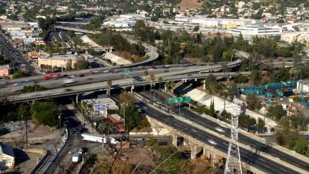 Розв'язка автомагістралі жвавого міста — стокове відео