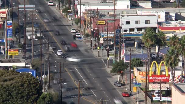 Зайнятий американський передмістя з трафіку - Уповільнена зйомка — стокове відео