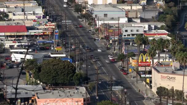 Geschäftige amerikanische Vororte mit Verkehr - Zeitraffer — Stockvideo