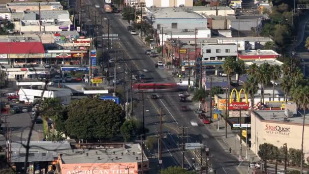 Geschäftige amerikanische Vororte mit Verkehr - Zeitraffer — Stockvideo