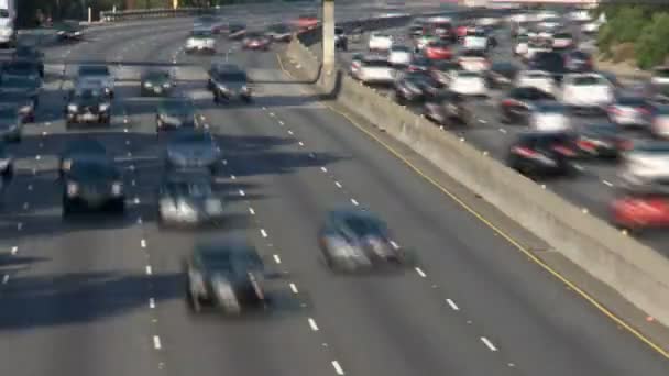 Changement d'inclinaison du trafic lourd à Los Angeles — Video