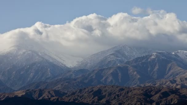 Tiempo de caducidad de las nubes y la montaña — Vídeos de Stock