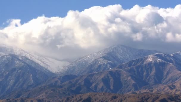 Tiempo de caducidad de las nubes y la montaña — Vídeo de stock