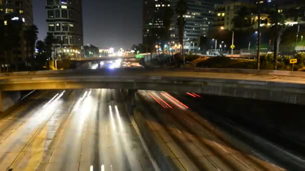 晚上在加利福尼亚州洛杉矶的高速公路交通的时间推移 — 图库视频影像