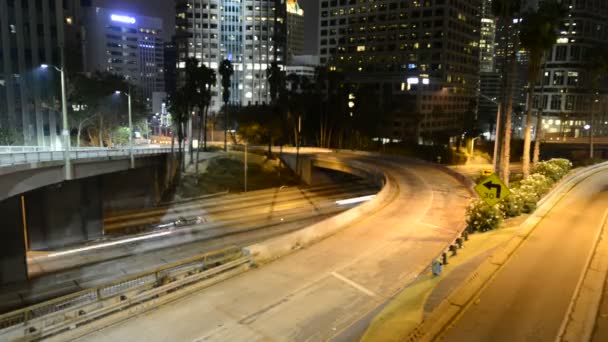 晚上在加利福尼亚州洛杉矶的高速公路交通的时间推移 — 图库视频影像