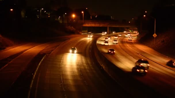カリフォルニア州ロサンゼルスで夜に高速道路のトラフィックの時間経過 — ストック動画