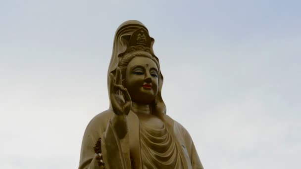 Zeitraffer von Buddha mit vorbeiziehenden Wolken — Stockvideo