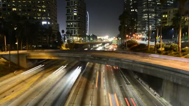 Tidsinställd freeway trafik på natten i los angeles Kalifornien — Stockvideo