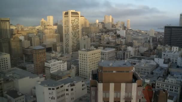 Şehir manzarası ile bulutlar - zaman atlamalı — Stok video