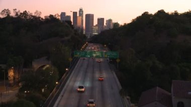 los angeles şehir trafik ilerliyor günbatımında zaman sukut