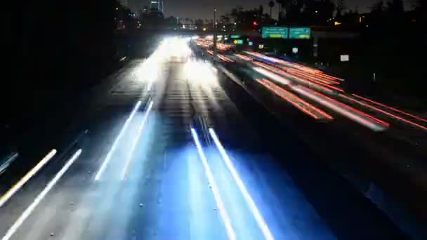 Zeitraffer des Verkehrs in Richtung Los Angeles City in der Nacht — Stockvideo