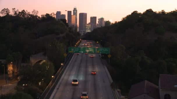 Time Lapse del traffico diretto verso Los Angeles City al tramonto — Video Stock