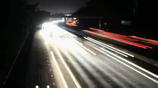 Tidsfördröjning för trafik på väg mot los angeles city på natten — Stockvideo