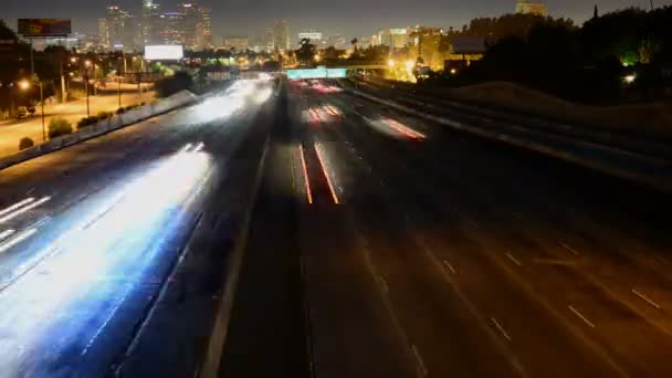 Tidsfördröjning för trafik på väg mot los angeles city på natten — Stockvideo