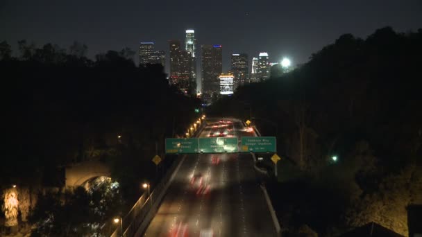 Time Lapse of Traffic dirigindo-se para Los Angeles City à noite — Vídeo de Stock