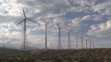 gün batımında Kaliforniya çölünde güç yel değirmenleri