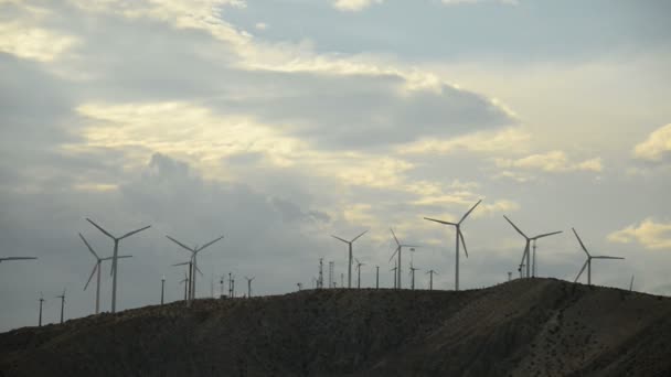 Mulini a vento nel deserto della California al tramonto — Video Stock