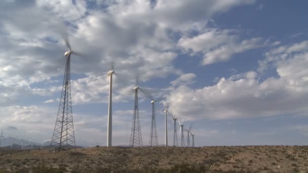 Intervalle de temps des éoliennes électriques dans le désert de Californie au coucher du soleil — Video