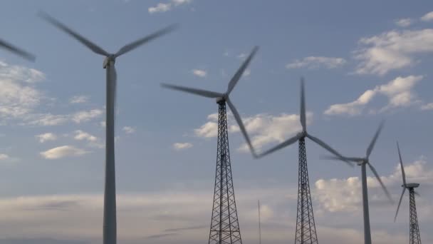 Pohánění větrných mlýnů v kalifornské poušti při západu slunce — Stock video