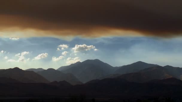 Intervalle de temps des nuages de fumée du feu au coucher du soleil — Video