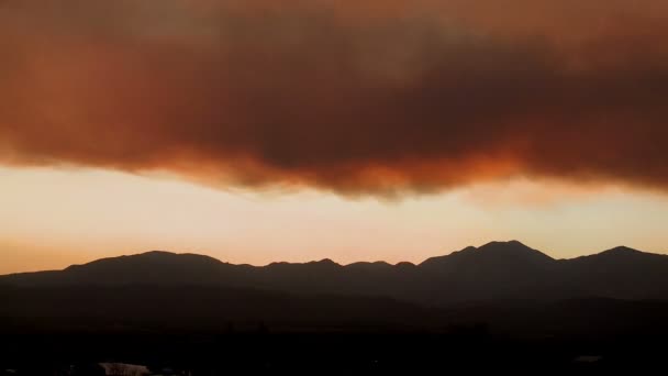 Zeitraffer der Rauchwolken vom Feuer bei Sonnenuntergang — Stockvideo