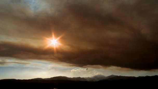 Lapso de tempo de nuvens de fumaça de incêndio no pôr do sol — Vídeo de Stock