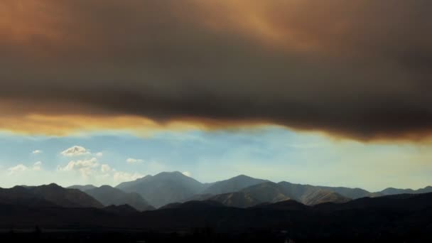 Lapso de tempo de nuvens de fumaça de incêndio no pôr do sol — Vídeo de Stock