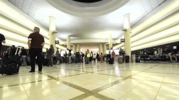 Nemzetközi repülőtér - idő telik el — Stock videók