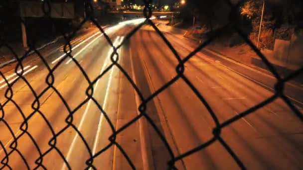 Autopista nocturna tráfico urbano - Tiempo de caducidad — Vídeo de stock