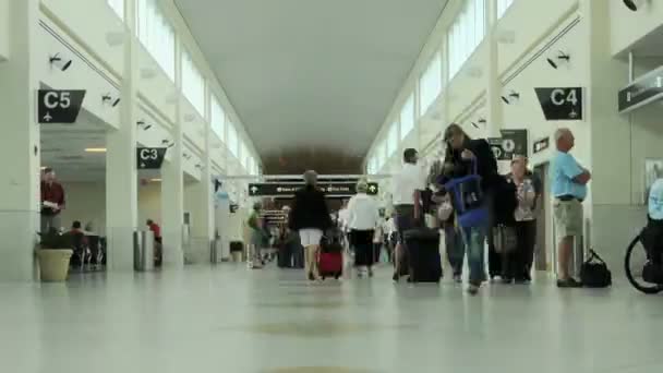 Nemzetközi repülőtér - idő telik el — Stock videók