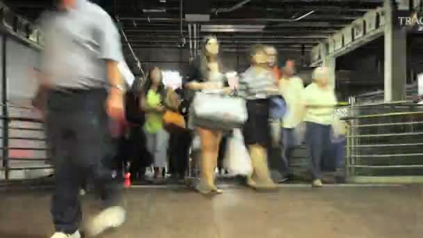 Menigte verlaten van nyc subway - time-lapse — Stockvideo
