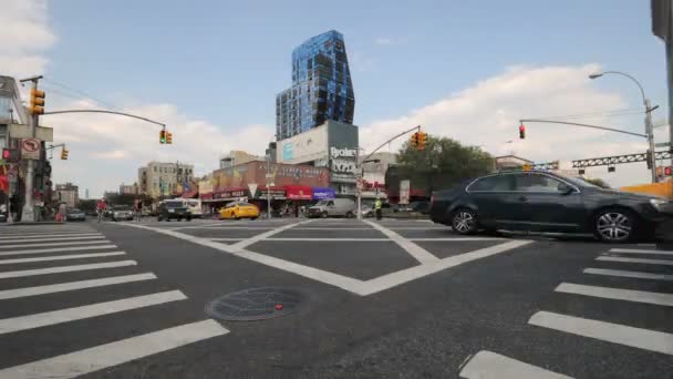 Lutande nyc street trafik - tidsinställd — Stockvideo