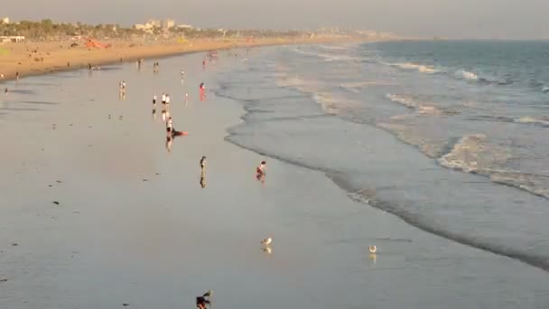 Foules de plage - laps de temps des vagues océaniques — Video