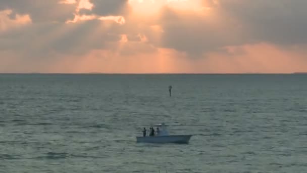 Upływ czasu statku rybackiego o zachodzie słońca - Floryda Klucze — Wideo stockowe
