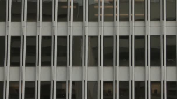 Пан окна офисного здания — стоковое видео