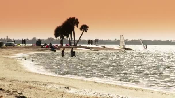 Idő telik el a strand és a szörfösök — Stock videók