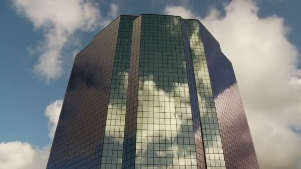 Caducidad de tiempo de reflexión de nubes fuera de un edificio — Vídeo de stock